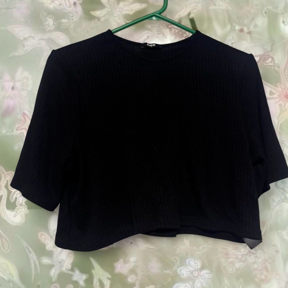 Noo Black Ribbed Crop Top – Soft Stretchy Basic